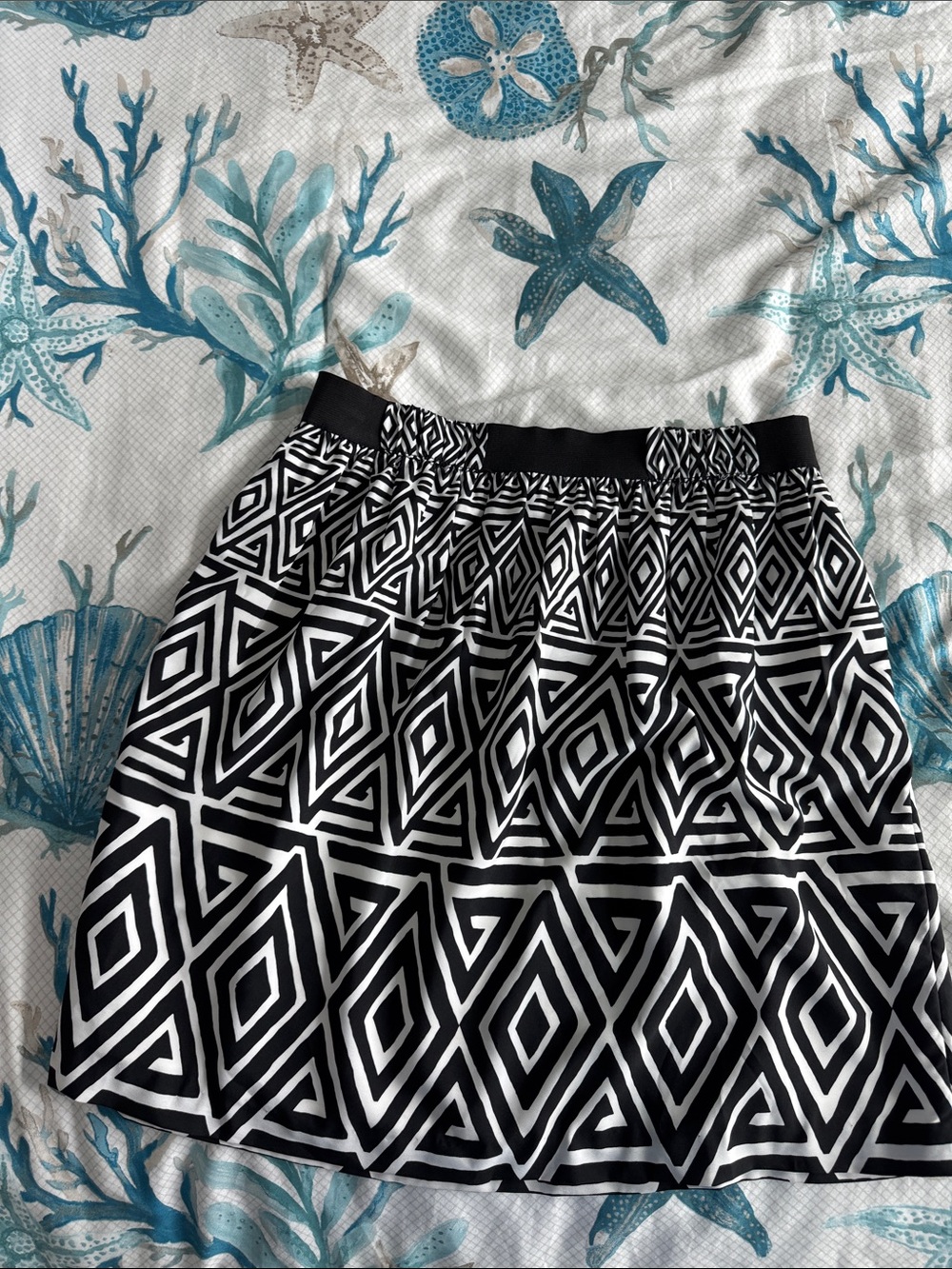 White House Black Market-
Black & White Geometric Print Elastic Waist Skirt